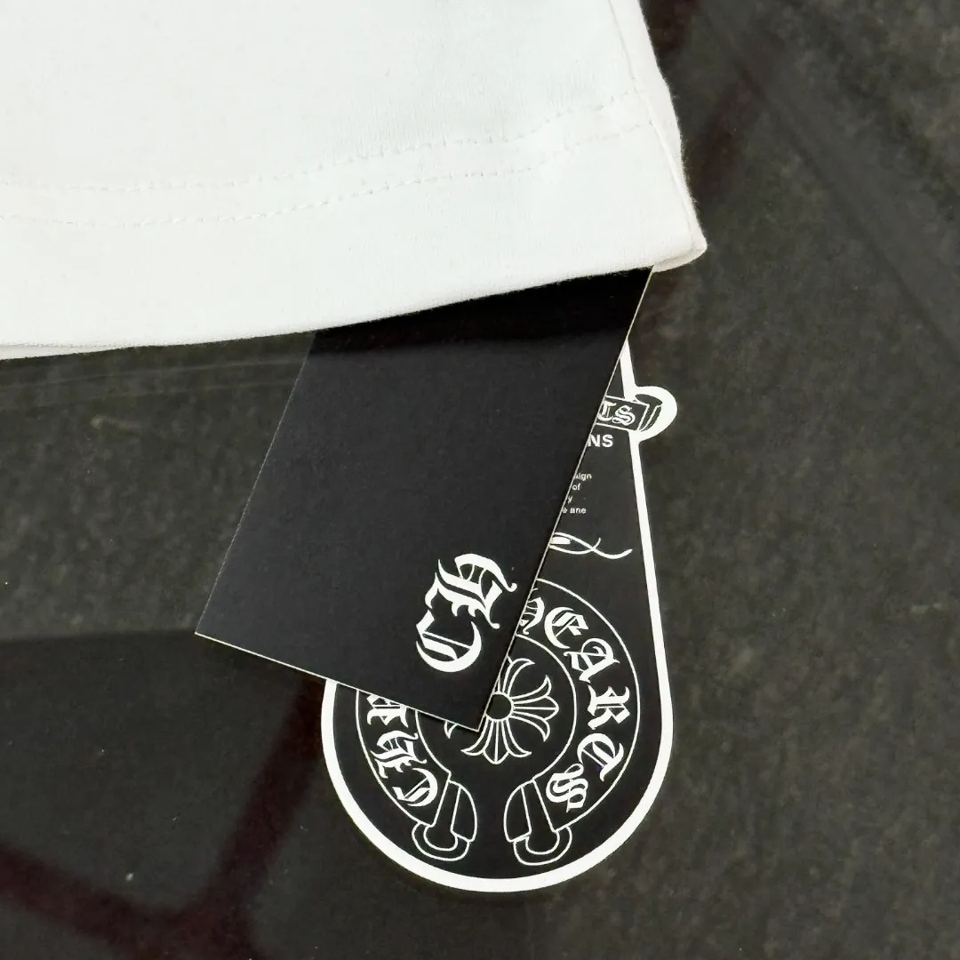 P180 Chrome Hearts 25 high-end versions. The fabric is made of 300 grams of high-density cotton. It does not deform or shrink. It has three labels. It is the same style for men and women. Technology: suede foaming + digital silver printing. Color: white, black. SIZE: S-XL.